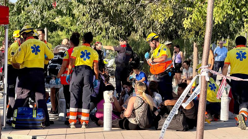 Un incendi a la catenària de l'L1 obliga a desallotjar Glòries i Clot