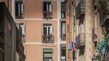 Balcons amb roba en un carrer de Barcelona