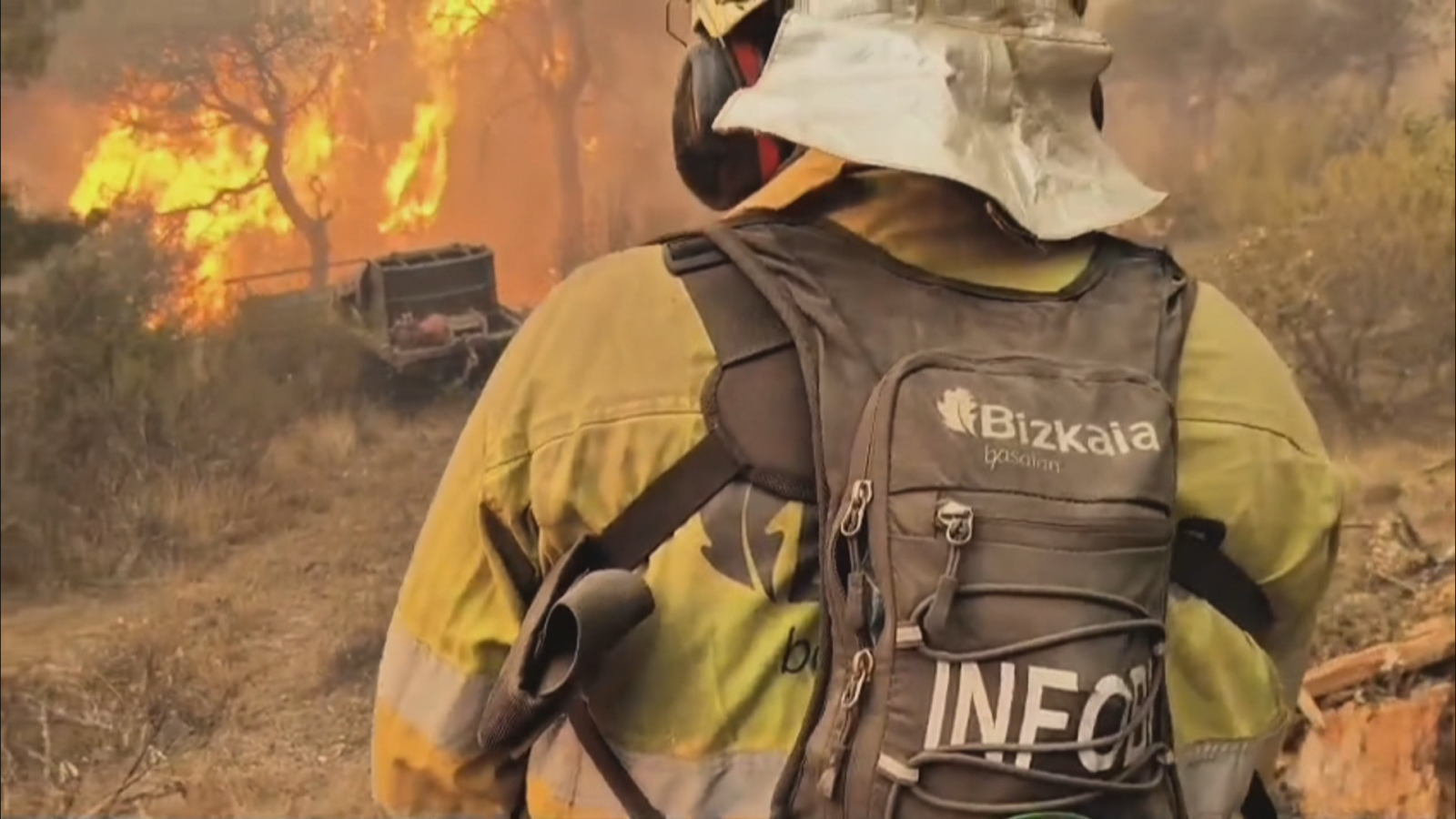 Bomberos y agentes forestales de Bizkaia cuentan su experiencia en el incendio de Madrid | RTVE Play - Ver ahora