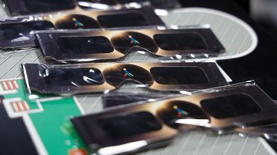 ¿Sin gafas para ver el eclipse total? El Gobierno y la ONCE repartirán dos millones de forma gratuita