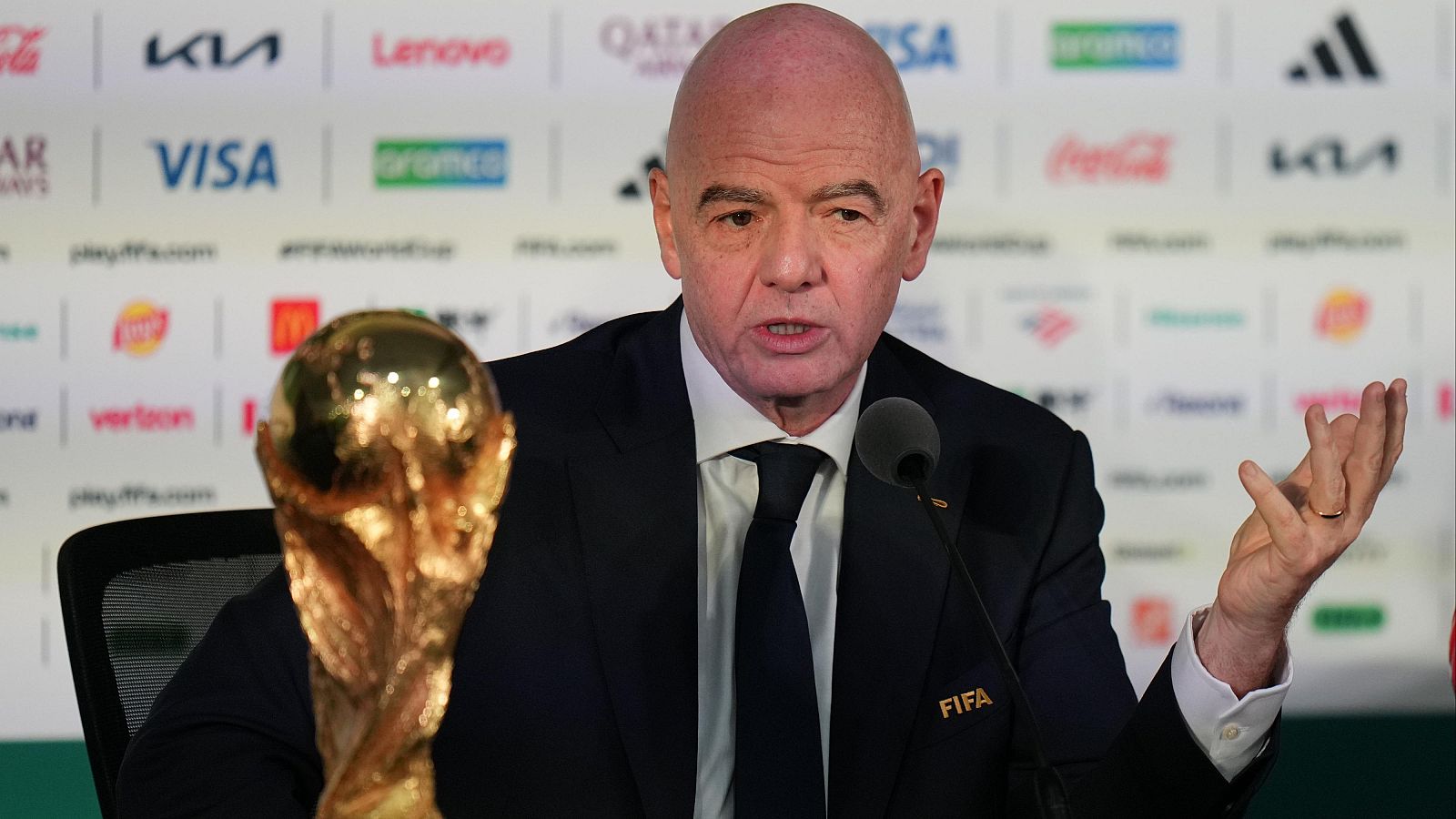El presidente de la FIFA, Gianni Infantino, con la Copa del Mundo
