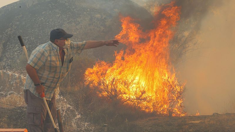 Evacuados 12 pueblos de Zamora y otros dos confinados por un fuego descontrolado en el parque de Arribes del Duero