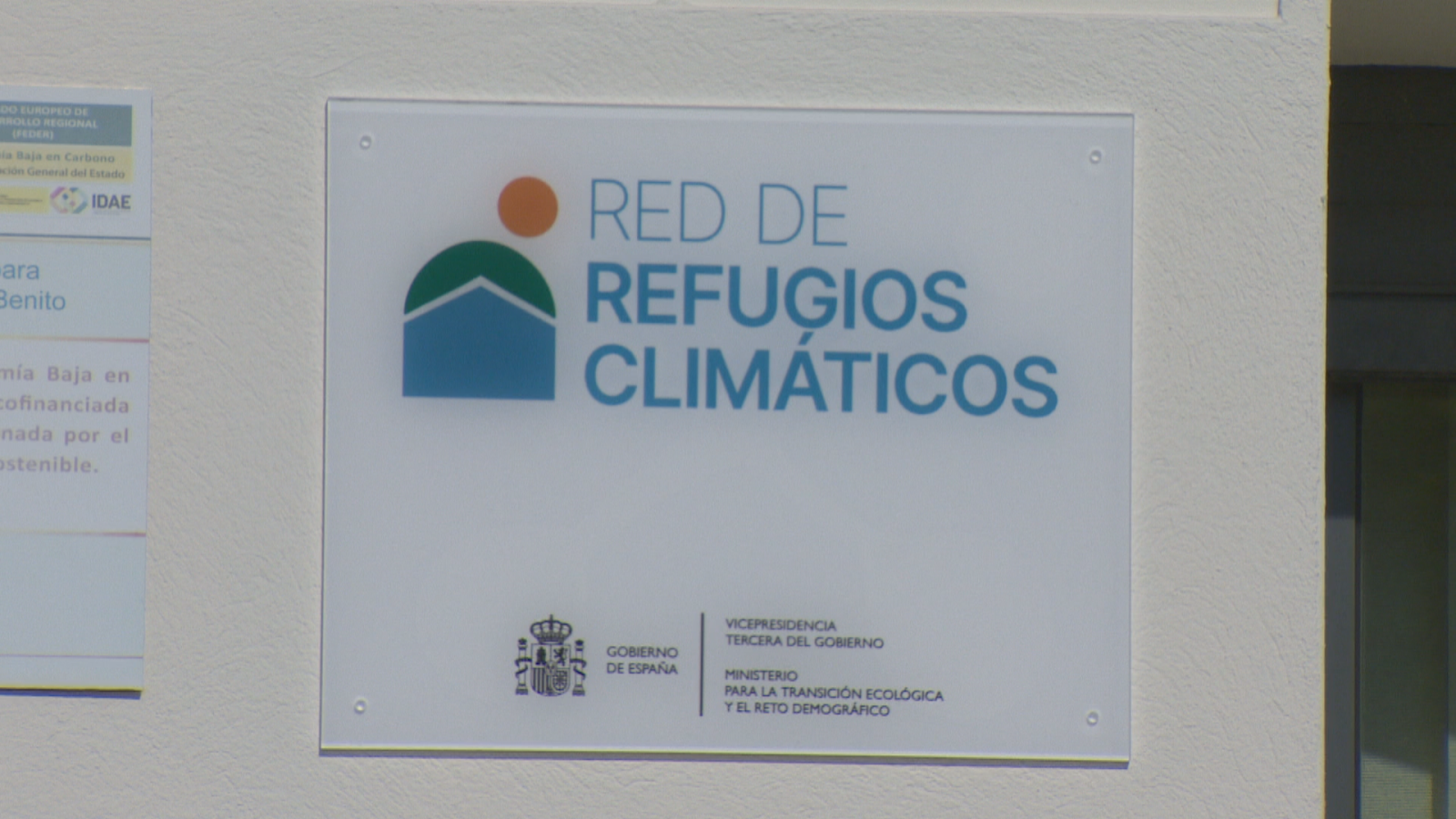 Carteles informativos sobre la "RED DE REFUGIOS CLIMÁTICOS" del "GOBIERNO DE ESPAÑA" y cofinanciación europea (FEDER) para "Economía Baja en Carbono".