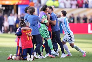 El argentino Leandro Paredes empuja a Gavi mientras Dani Olmo y Nico Williams se abrazan en el suelo