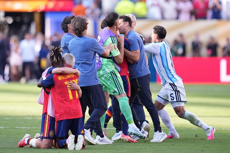El argentino Leandro Paredes empuja a Gavi mientras Dani Olmo y Nico Williams se abrazan en el suelo
