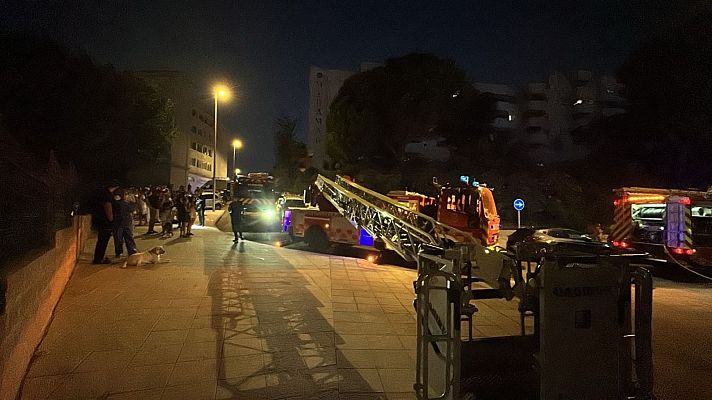 Efectivos intervienen en el incendio en una vivienda en Benalm�dena en el que han fallecido dos menores