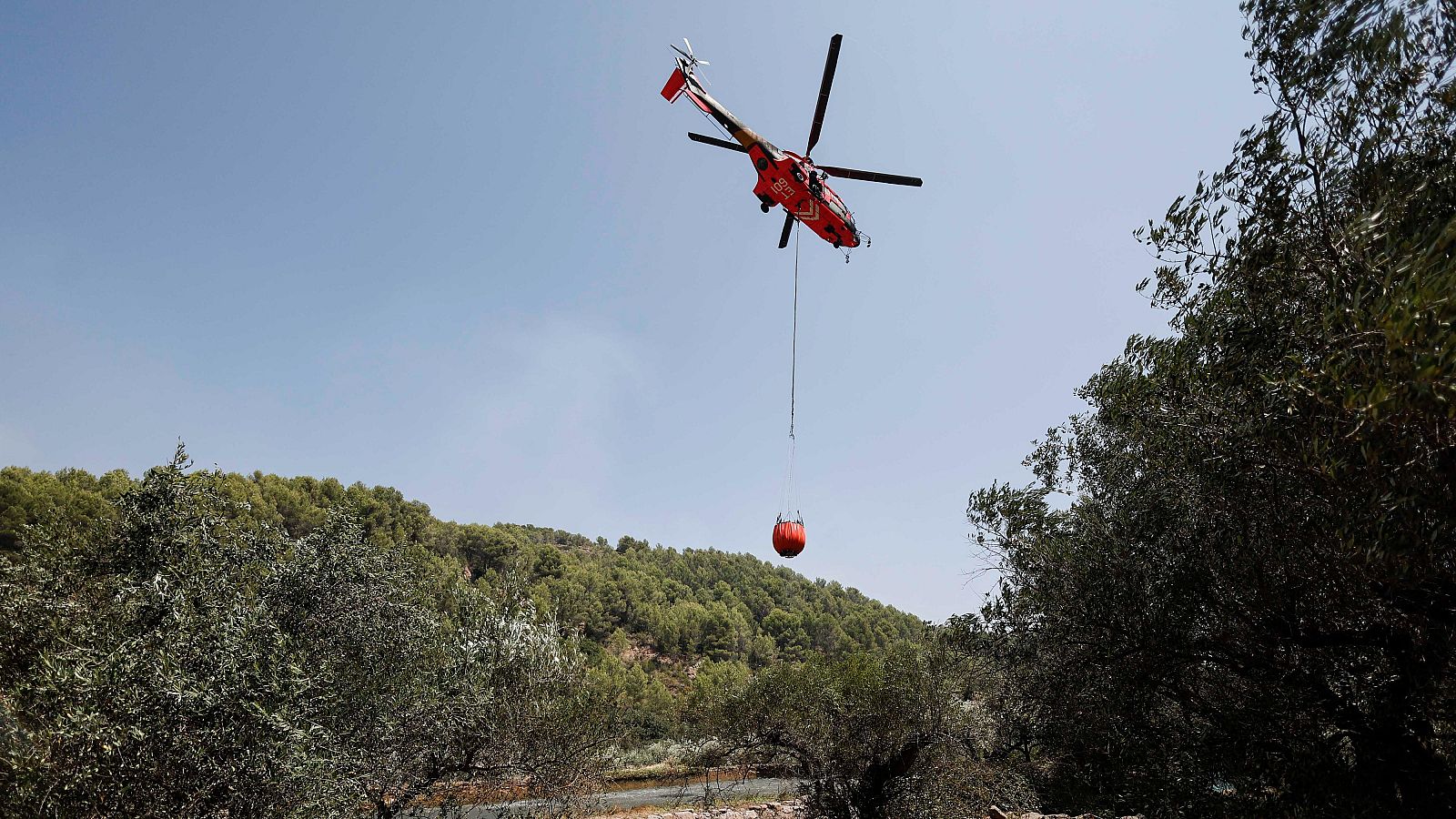 Un helicóptero carga agua en los alrededores de Artana, Castellón