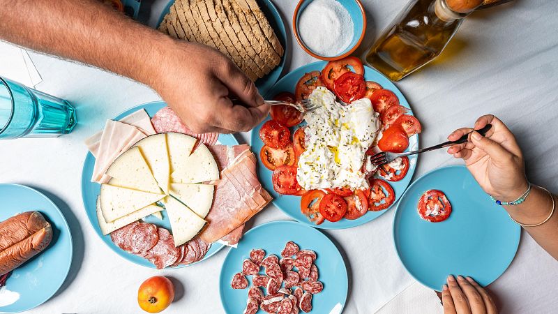 Comemos y bebemos más pero en casa: el gasto alimentario en el hogar crece un 4,8% y se estanca en bares