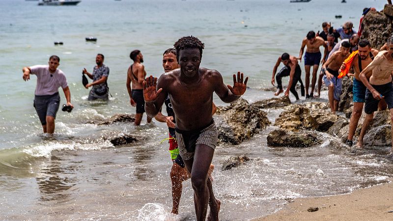 Miles de personas cruzan a nado la frontera en Ceuta en las últimas horas y se agrava la crisis migratoria