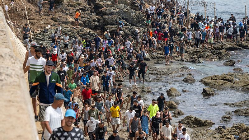 Vuelven a Marruecos la mayoría de inmigrantes llegados masivamente a Ceuta en un día que deja tensiones en Melilla