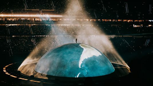 Kanye West celebra en Madrid su concierto prohibido sobre una bola del mundo (y fue hist�rico)