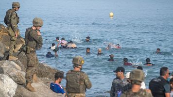Crisis migratoria en Ceuta, en directo | Miles de personas regresan a Marruecos mientras pequeños grupos tratan de entrar a Ceuta a nado