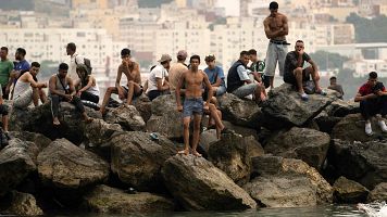 Miles de migrantes marroqu�es se resisten a irse de Ceuta.