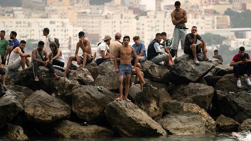 El periplo de los miles de migrantes marroquís que se resisten a irse de Ceuta: "Quiero buscarme un futuro aquí"
