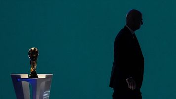 Gianni Infantino y el trofeo de la Copa del Mundo