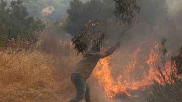 Miles de evacuados y 6.700 hectáreas arrasadas por el incendio que avanza hacia Atenas