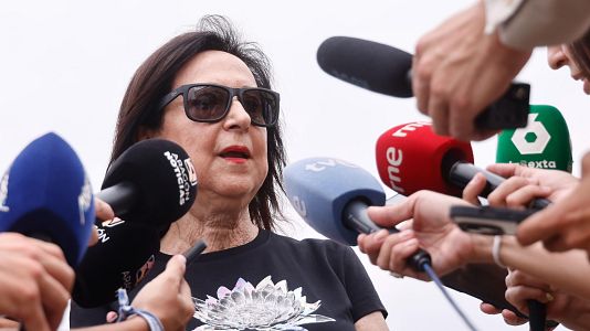 La ministra de Defensa, Margarita Robles, atiende a los medios de comunicaci�n durante su visita este lunes al Cuarto Batall�n de Intervenci�n de Emergencias (BIEM IV), en la Base A�rea de Zaragoza