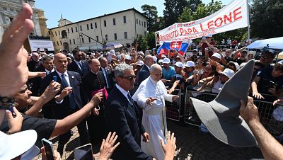 El papa Le�n XIV saluda a los fieles en su visita a As�s