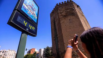 Una mujer fotograf�a un term�metro que marca 44 grados en C�rdoba el pasado 31 de julio.