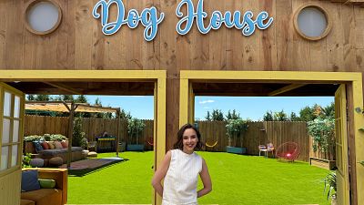 Chenoa frente a las puertas de Dog House