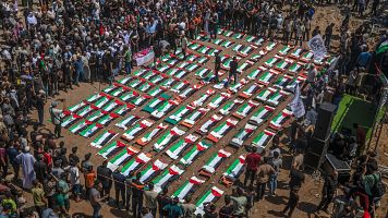 Gaza entierra a 112 personas de la misma familia en el mayor funeral de la historia de Palestina