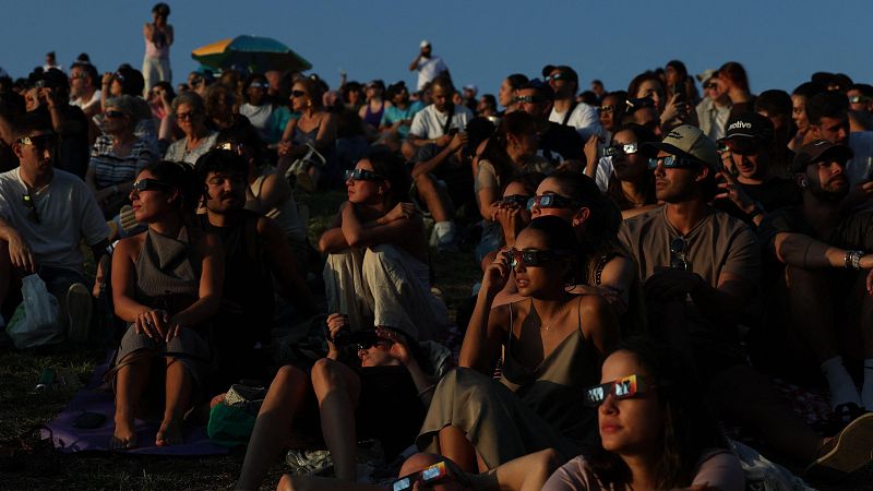 El eclipse de Sol oscurece España en plena tarde: así se ha vivido una jornada para la historia
