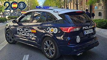 Veh�culo de la Polic�a Nacional en la calle y con la sirena activada