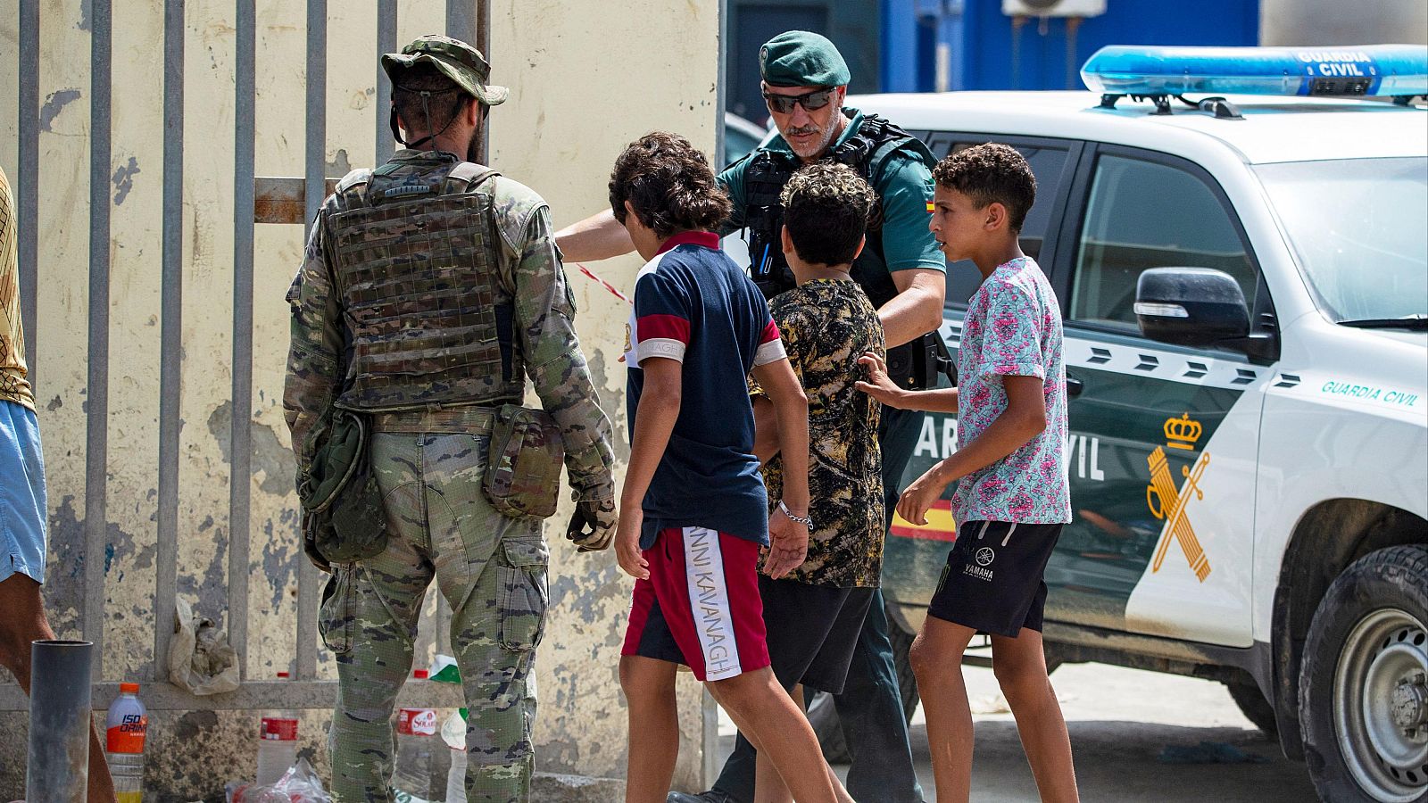 Cientos de menores migrantes siguen en las calles de Ceuta - La hora de La 1 | Ver