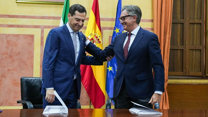 El presidente en funciones de la Junta y candidato del PP-A a la reelecci�n, Juanma Moreno (i), junto al portavoz del grupo parlamentario Vox en Andaluc�a, Manuel Gavira (d), suscriben el 'Acuerdo de Gobierno y Estabilidad para Andaluc�a?.