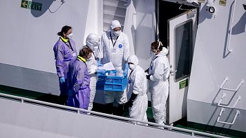 Vista a�rea de personas con trajes de protecci�n a bordo del crucero MV Hondius tras su llegada al puerto de Rotterdam, Pa�ses Bajos