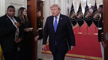 Trump firma órdenes para limitar la ciudadanía por derecho de nacimiento pese al fallo en contra de la Corte Suprema