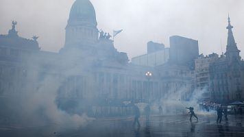 Las protestas contra el proyecto de Milei sobre propiedad privada terminan con cargas policiales en Buenos Aires