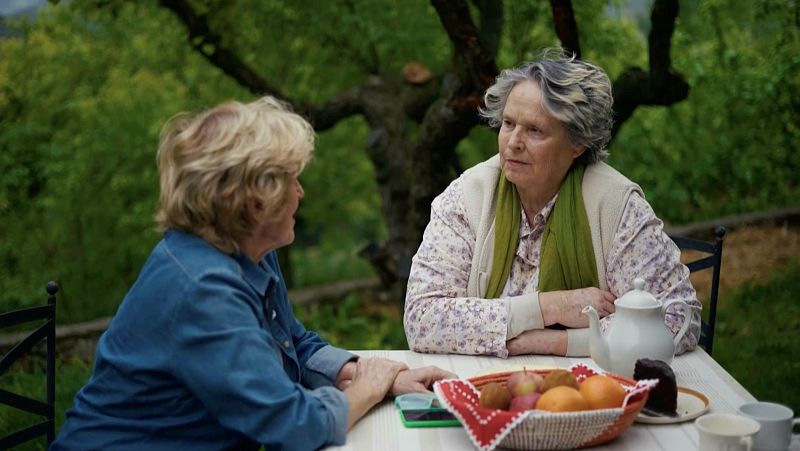 'Me meto en un jardín': Mercedes Milá visita a Lucía Dominguín