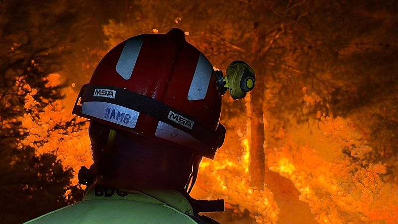 La Generalitat envía un Es-Alert para confinar Sierra Engarcerán (Castellón) por un incendio forestal