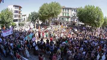 Miles de personas protestan en Sóller, Mallorca, contra la masificación y el "monocultivo turístico"
