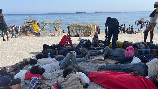 Numerosos inmigrantes permanecen en la playa del Trampol�n que se ha transformado en un asentamiento desde la entrada masiva registrada a finales de julio en la ciudad Ceuta.