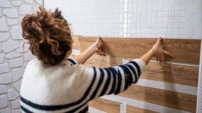 C�mo quitar los restos de adhesivo de las paredes y otros trucos de 'Ordena tu vida'