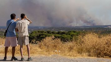 J�venes ante el incendio de Niebla desde las minas de R�o Tinto
