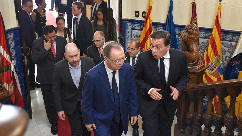 Albares asegura que todas las personas en situación irregular "serán devueltas" y pide a la UE "reforzar" el apoyo a Ceuta
