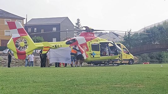 Helic�ptero del Sacyl movilizado en Villafranca del Bierzo para trasladar al ba�ista asistido por M�nica Garc�a