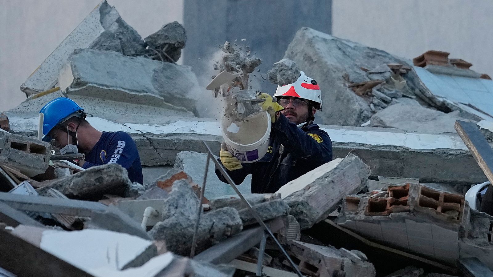 Rescatan a un bebé de solo dos meses atrapado por escombros - Informativo 24h | Ver