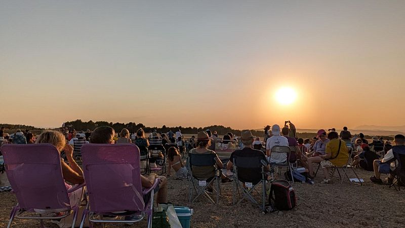 Repique de campanas y después silencio absoluto en la 'playa del eclipse': "Me he puesto nerviosa, parecía una simulación"