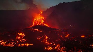 El aeropuerto de Catania sigue cerrado por la erupción del Etna y el Kilauea se reactiva en Hawái