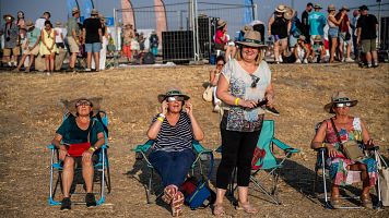 Un grupo de mujeres ve el eclipse solar en Ar�valo (�vila)