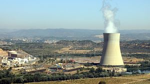 Pla general de la central nuclear d'Asc�, a la Ribera d'Ebre, amb la xemeneia fumejant a la dreta i els dos reactors a l'esquerra