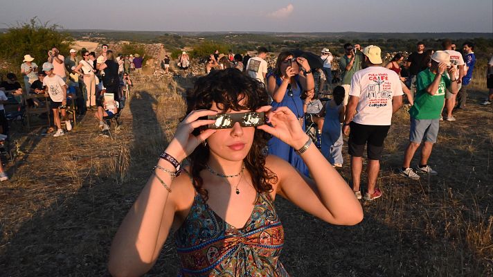 Una persona observa con las gafas homologadas el eclipse solar total de 2026, a 12 de agosto de 2026, en Renales, Guadalajara, Castilla-La Mancha (Espa�a).