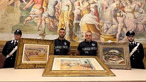 Agentes de la unidad especializada en protecci�n del patrimonio art�stico (Carabinieri TPC) posando junto a valiosas obras recuperadas de Paul C�zanne (izda.), Pierre-Auguste Renoir (dcha.) y Henri Matisse.