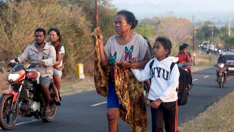 Al menos 38 muertos tras un terremoto de magnitud 7,7 en la isla de Flores en Indonesia