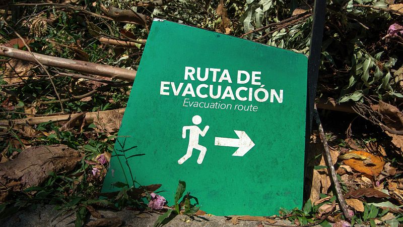 Mantener la calma, no coger el ascensor o alejarse de las ventanas: qué hacer en caso de terremoto