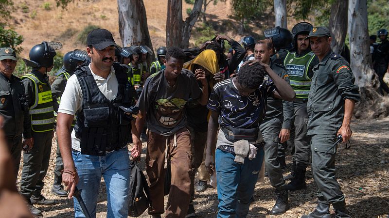 Marruecos asegura haber detenido a 300 migrantes en el último intento de llegada masiva a la frontera de Ceuta